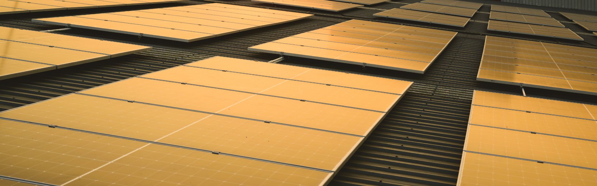 Solarzellen im warmen Sonnenuntergangston. Erfahren Sie mehr über die Effizienz und Schönheit der Solarenergie mit unseren hochwertigen PV-Anlagen.
