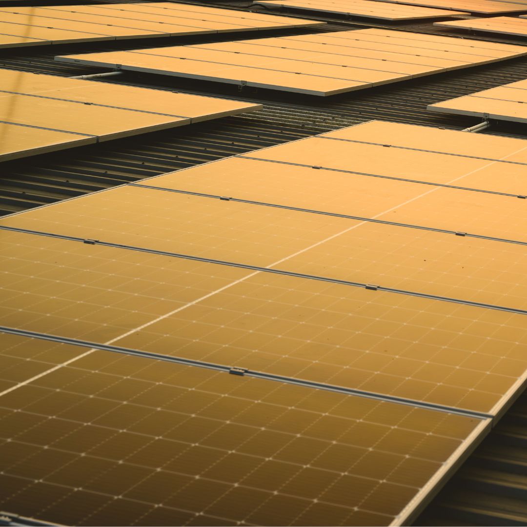Solarzellen im warmen Sonnenuntergangston. Erfahren Sie mehr über die Effizienz und Schönheit der Solarenergie mit unseren hochwertigen PV-Anlagen.